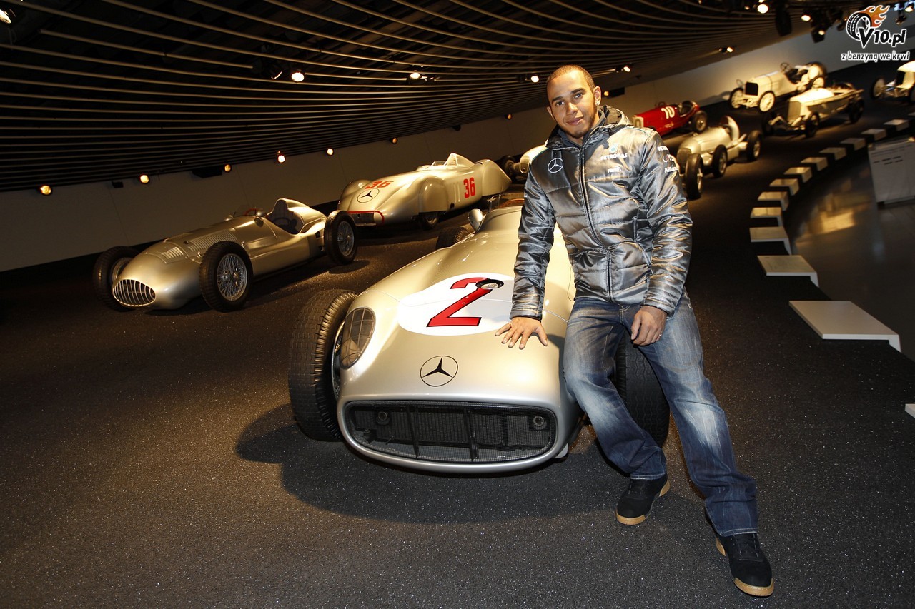 Hamilton pokaza si jako kierowca Mercedesa. Zobacz zdjcia i wideo