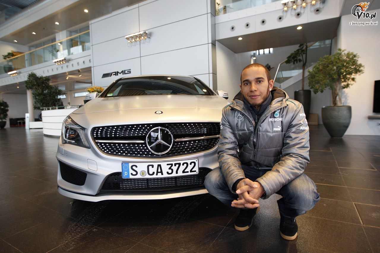 Hamilton pokaza si jako kierowca Mercedesa. Zobacz zdjcia i wideo