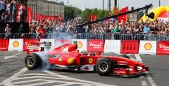 Felipe Massa spali gum bolidem Ferrari na ulicach Warszawy. Zobacz foto i wideo z Shell V-Power Nitro+ Show