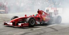 Felipe Massa spali gum bolidem Ferrari na ulicach Warszawy. Zobacz foto i wideo z Shell V-Power Nitro+ Show