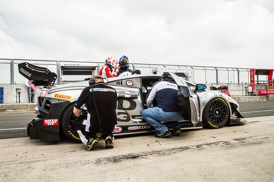 Newey rozbi Lamborghini o cian na okreniu rozgrzewkowym. Zobacz wideo