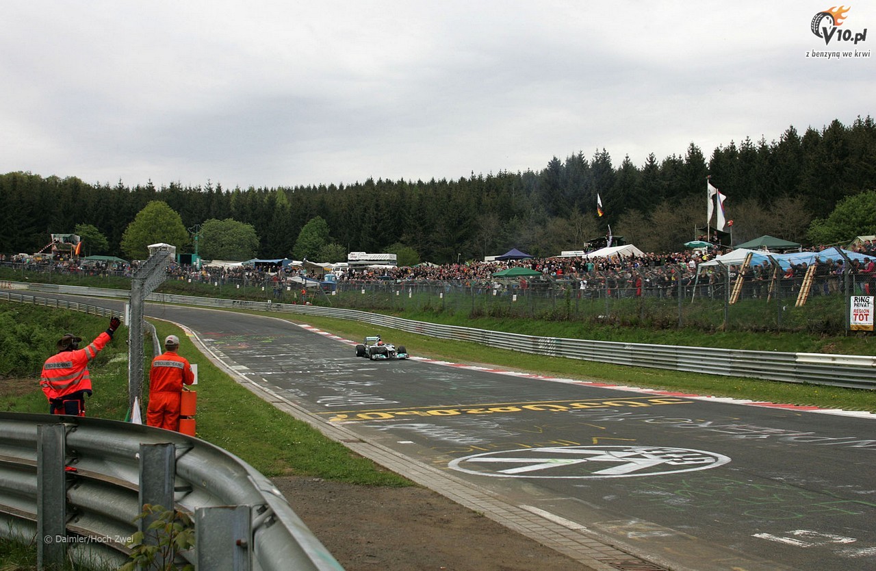 Schumacher przejecha si po Nurburgring Nordschleife bolidem Mercedesa. (video)
