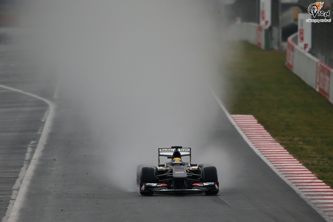 II testy F1 w Barcelonie: Deszczowy poranek pierwszego dnia dla Hamiltona
