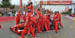 Bolid Ferrari spali gum w Johannesburgu