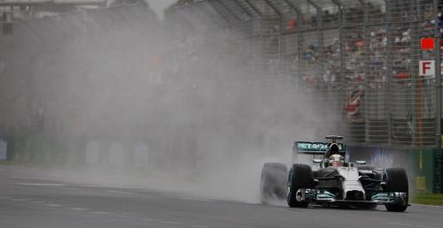 GP Malezji - kwalifikacje: Hamilton o włos przed Vettelem na zmoczonym Sepang