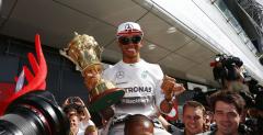 Hamilton dosta puchar za 10 funtw