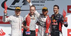 Hamilton dosta puchar za 10 funtw