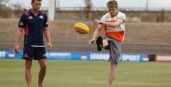 Kierowcy Force India na treningu futbolu australijskiego
