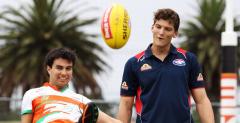 Kierowcy Force India na treningu futbolu australijskiego