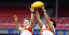 Kierowcy Force India na treningu futbolu australijskiego