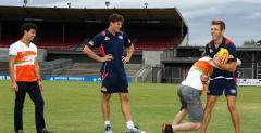 Kierowcy Force India na treningu futbolu australijskiego