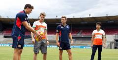 Kierowcy Force India na treningu futbolu australijskiego