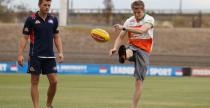 Kierowcy Force India na treningu futbolu australijskiego