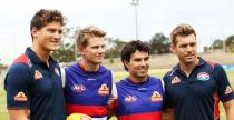 Kierowcy Force India na treningu futbolu australijskiego