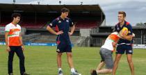 Kierowcy Force India na treningu futbolu australijskiego