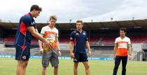Kierowcy Force India na treningu futbolu australijskiego
