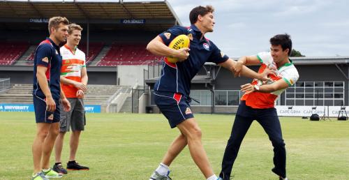 Kierowcy Force India na treningu futbolu australijskiego