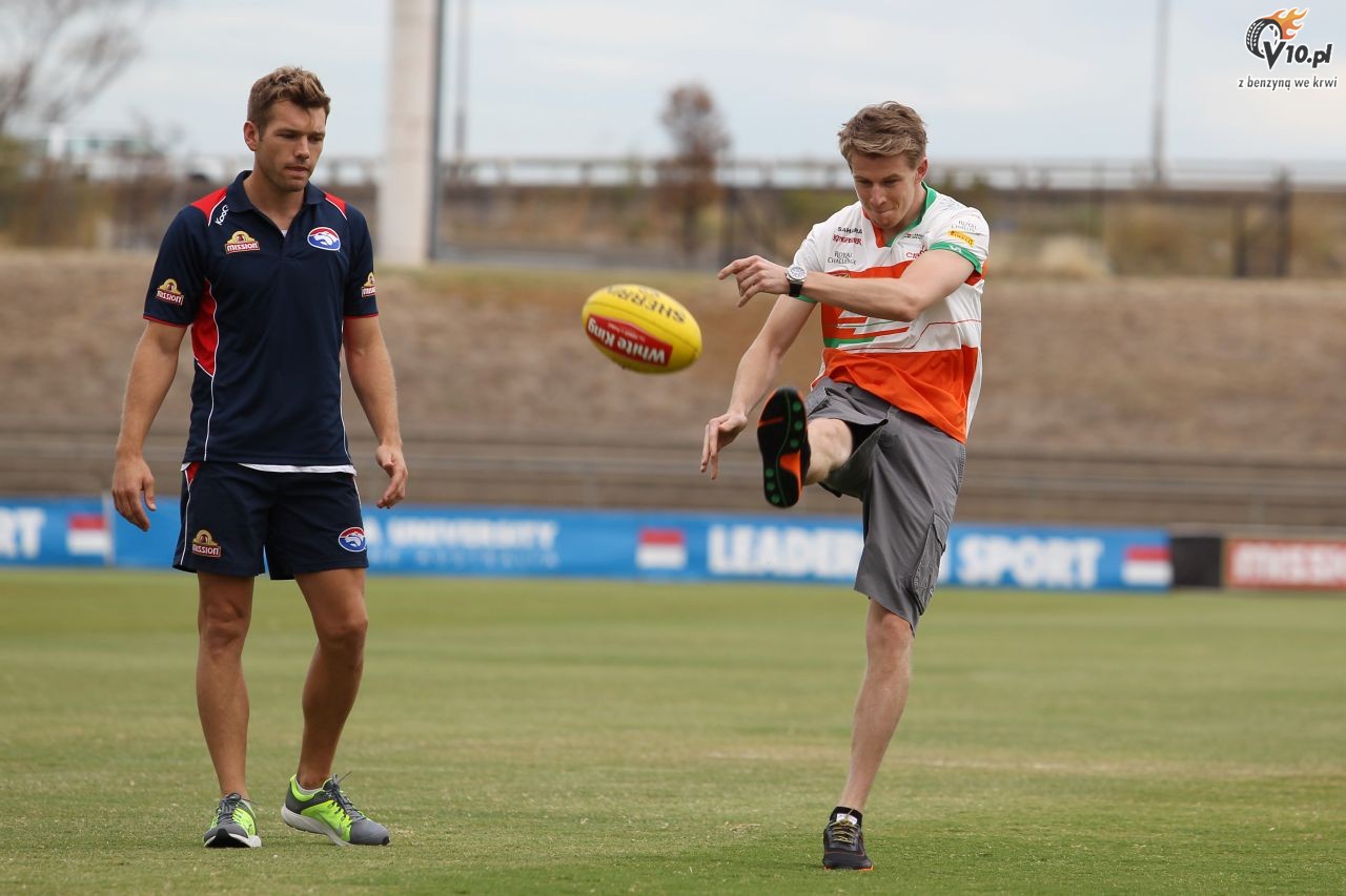 Kierowcy Force India na treningu futbolu australijskiego
