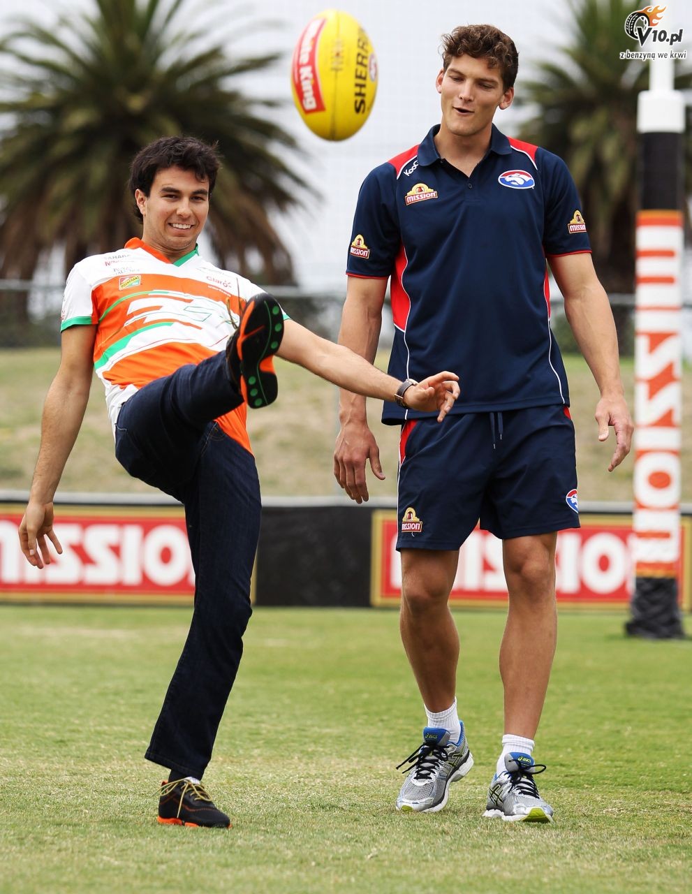Kierowcy Force India na treningu futbolu australijskiego