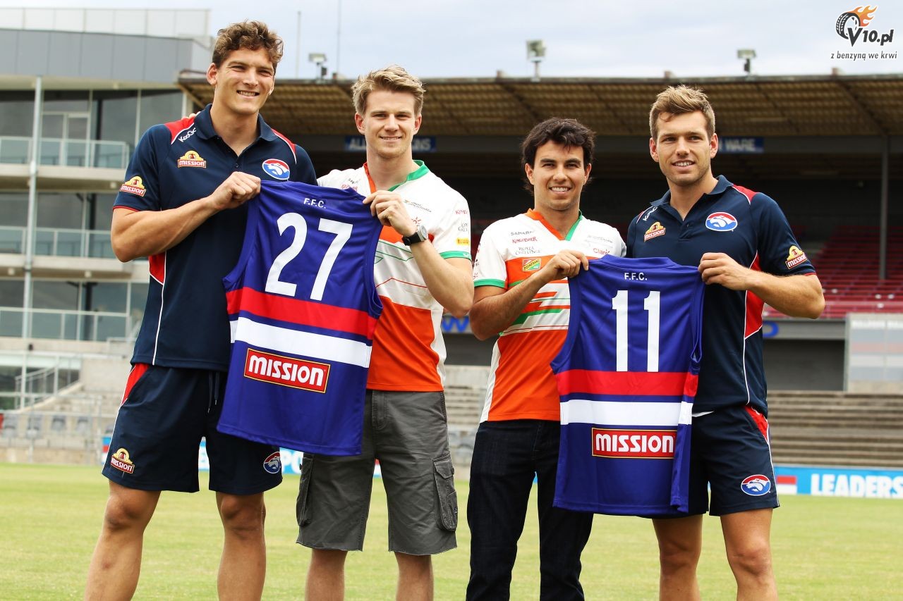 Kierowcy Force India na treningu futbolu australijskiego