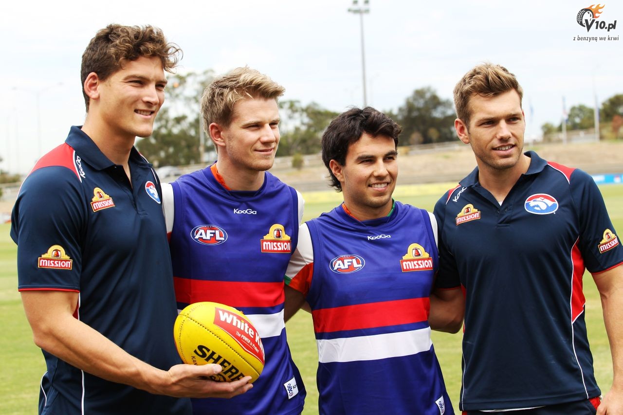Kierowcy Force India na treningu futbolu australijskiego
