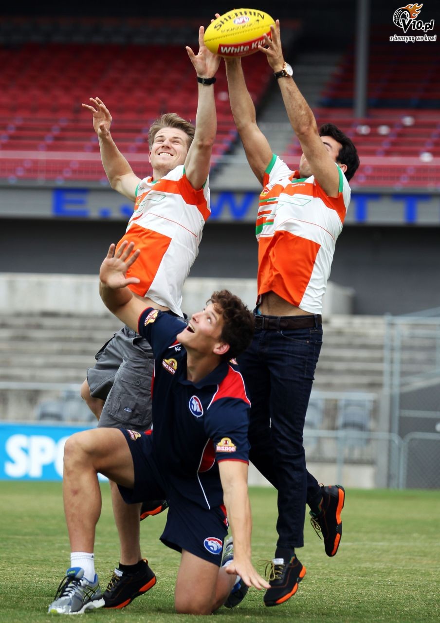 Kierowcy Force India na treningu futbolu australijskiego