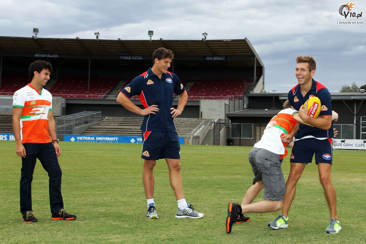 Kierowcy Force India na treningu futbolu australijskiego