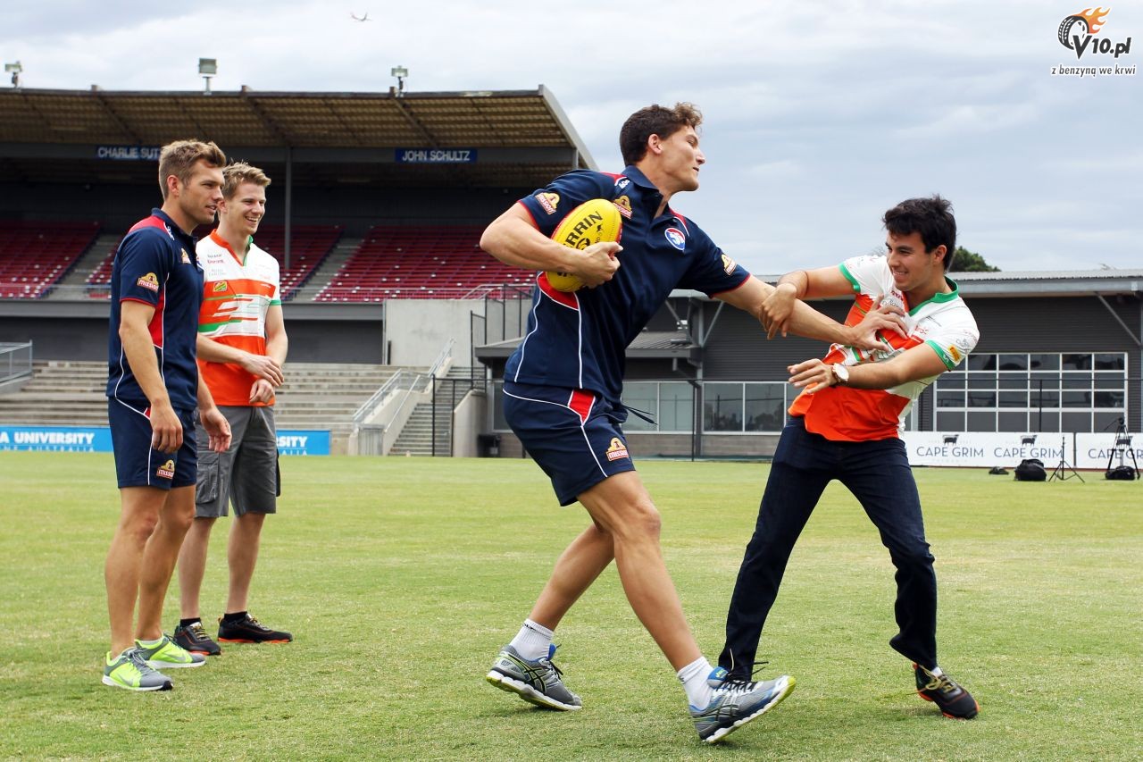 Kierowcy Force India na treningu futbolu australijskiego