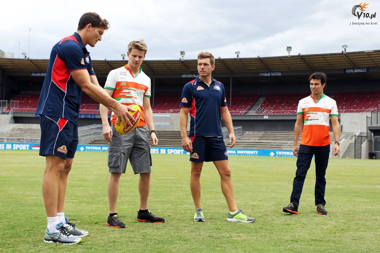 Kierowcy Force India na treningu futbolu australijskiego