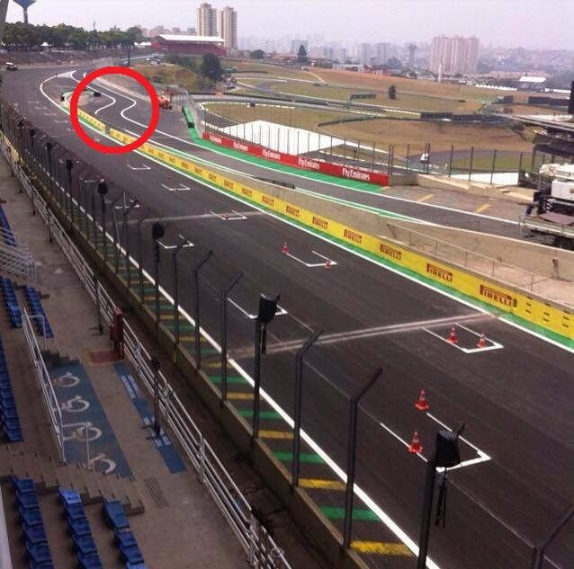 Zygzakowaty wjazd do alei serwisowej na Interlagos