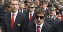 Alonso i Raikkonen oddaj hod Sennie