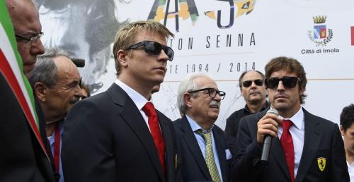 Alonso i Raikkonen oddają hołd Sennie