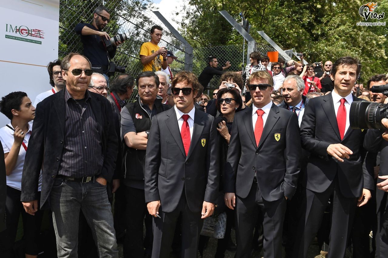 Alonso i Raikkonen oddaj hod Sennie