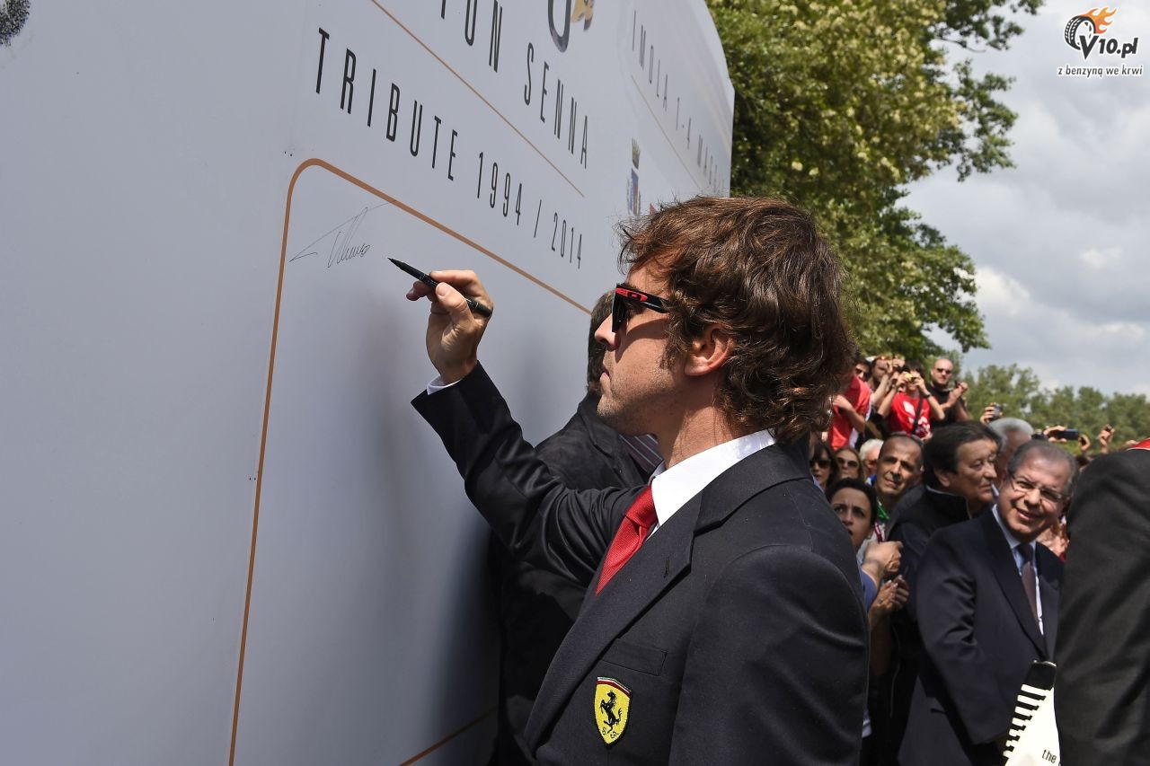 Alonso i Raikkonen oddaj hod Sennie