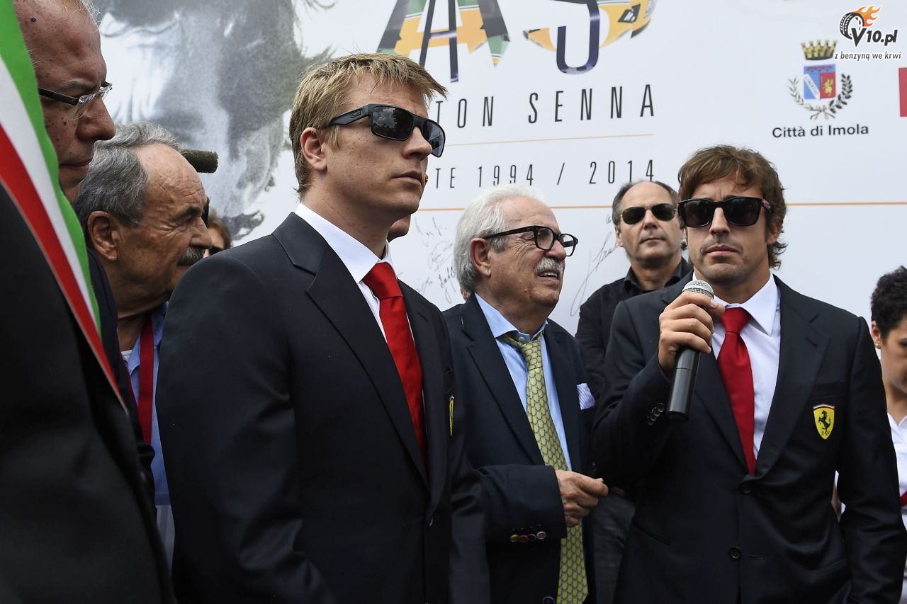 Alonso i Raikkonen oddaj hod Sennie