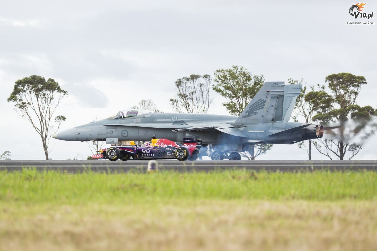 Bolid F1 vs myliwiec F/A-18 Hornet