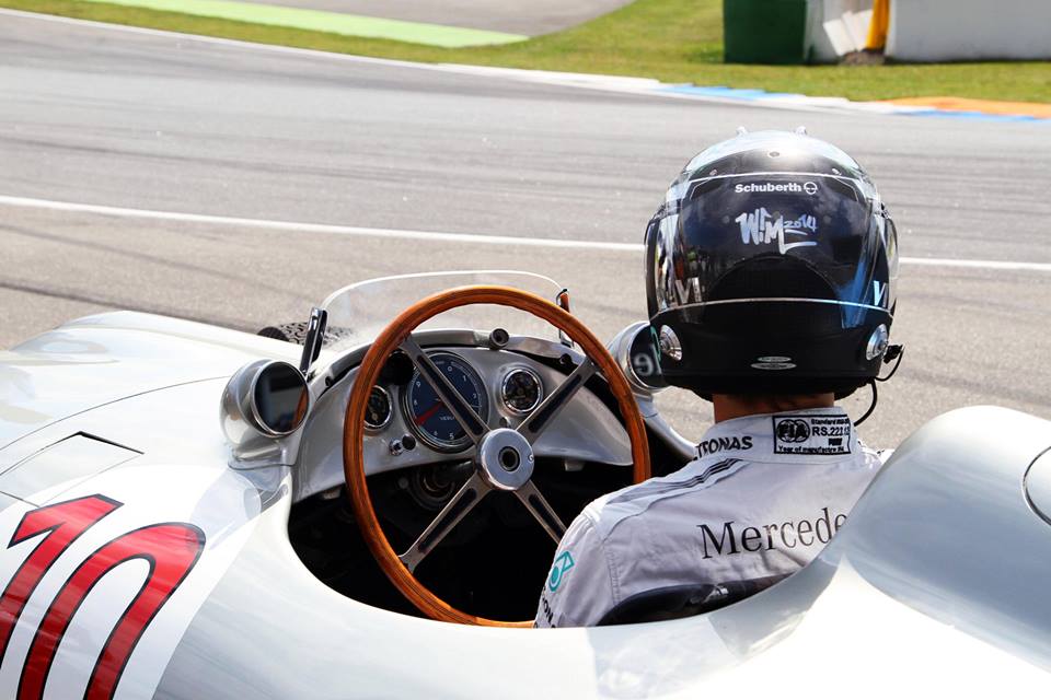 Rosberg zrobi selfie video jadc historycznym bolidem Mercedesa