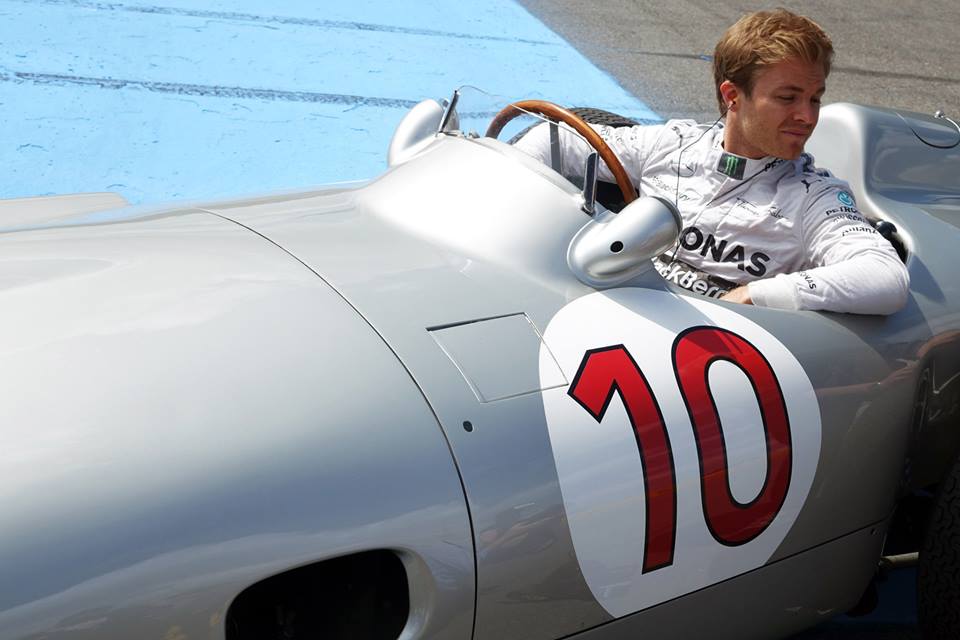 Rosberg zrobi selfie video jadc historycznym bolidem Mercedesa
