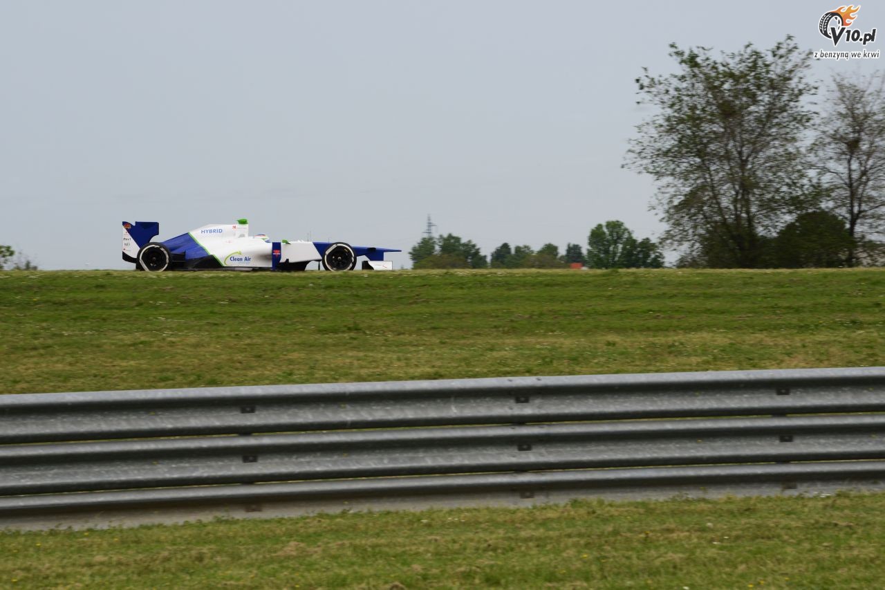 Simona de Silvestro ju jedzi bolidem F1