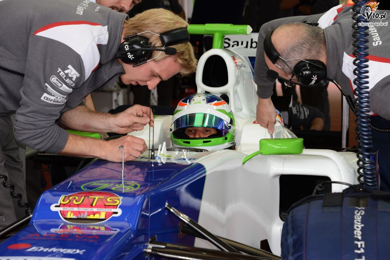 Simona de Silvestro ju jedzi bolidem F1
