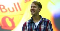 Vettel dosta� czerwone k�piel�wki od Red Bulla na po�egnanie