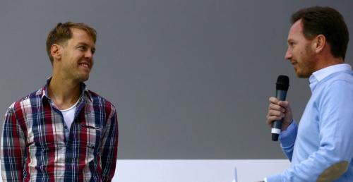 Vettel dosta� czerwone k�piel�wki od Red Bulla na po�egnanie