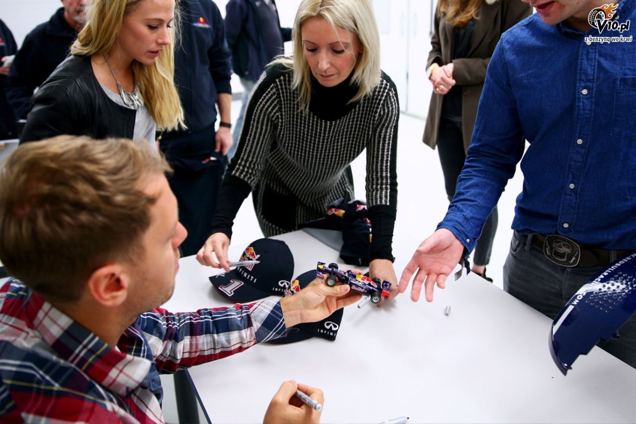 Vettel dosta� czerwone k�piel�wki od Red Bulla na po�egnanie