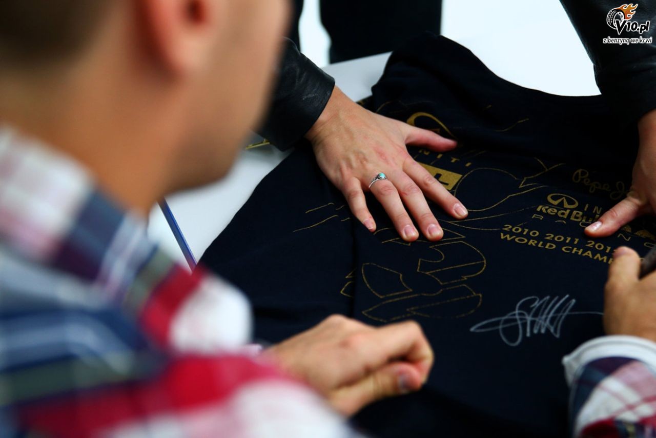 Vettel dosta� czerwone k�piel�wki od Red Bulla na po�egnanie