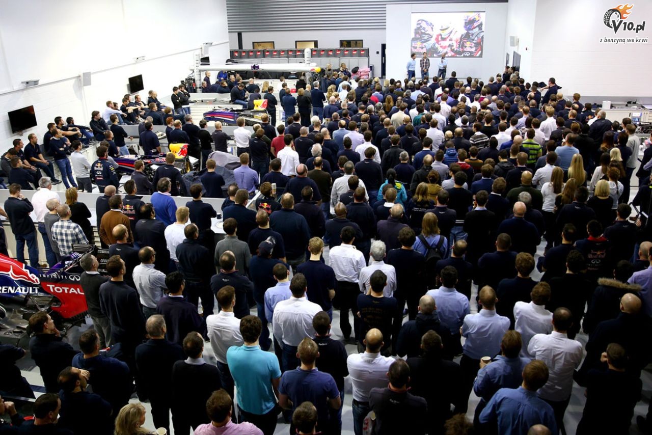 Vettel dosta� czerwone k�piel�wki od Red Bulla na po�egnanie