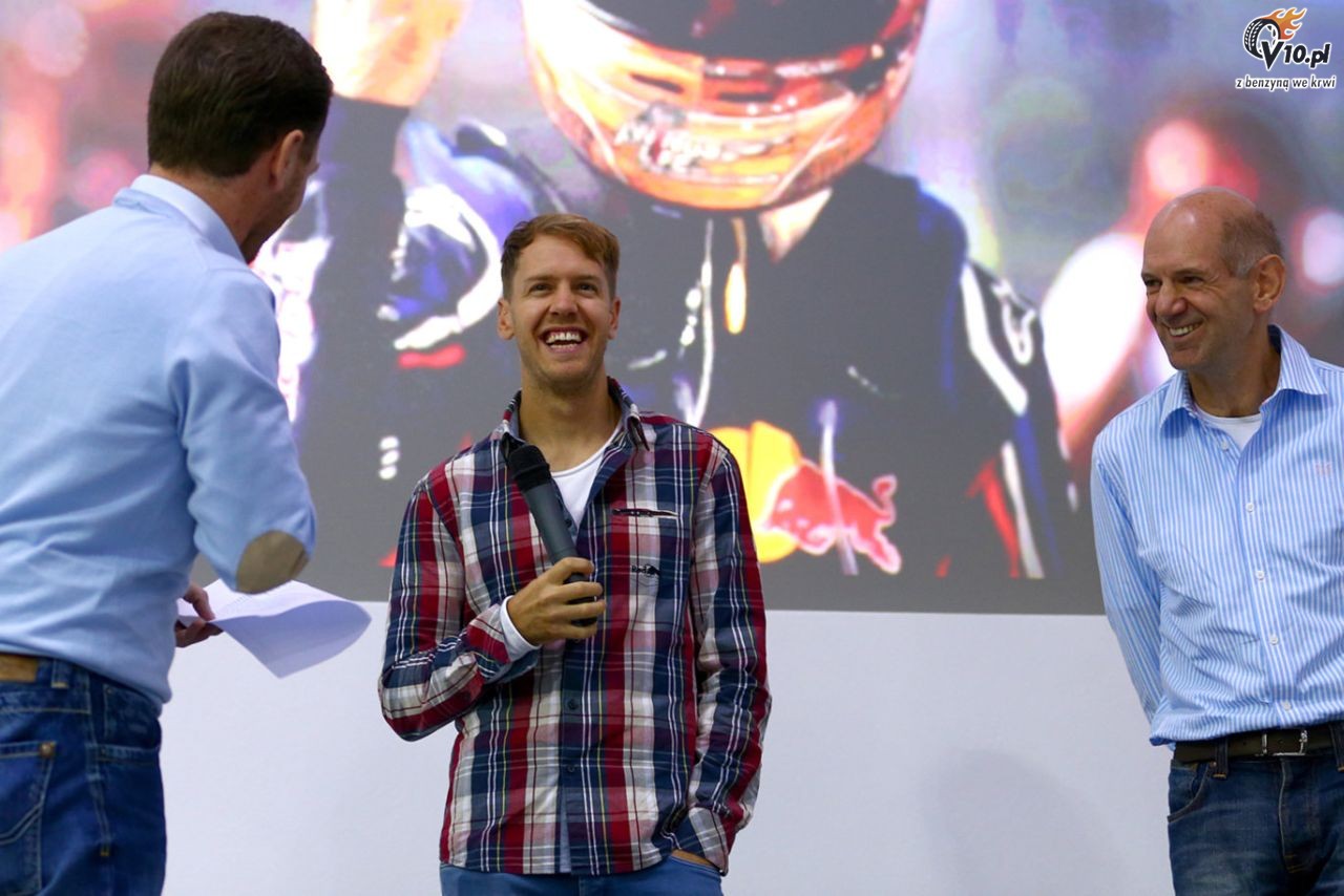 Vettel dosta� czerwone k�piel�wki od Red Bulla na po�egnanie