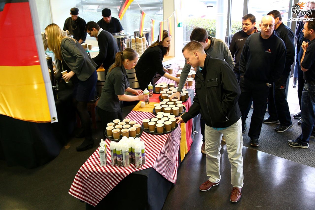 Vettel dosta� czerwone k�piel�wki od Red Bulla na po�egnanie