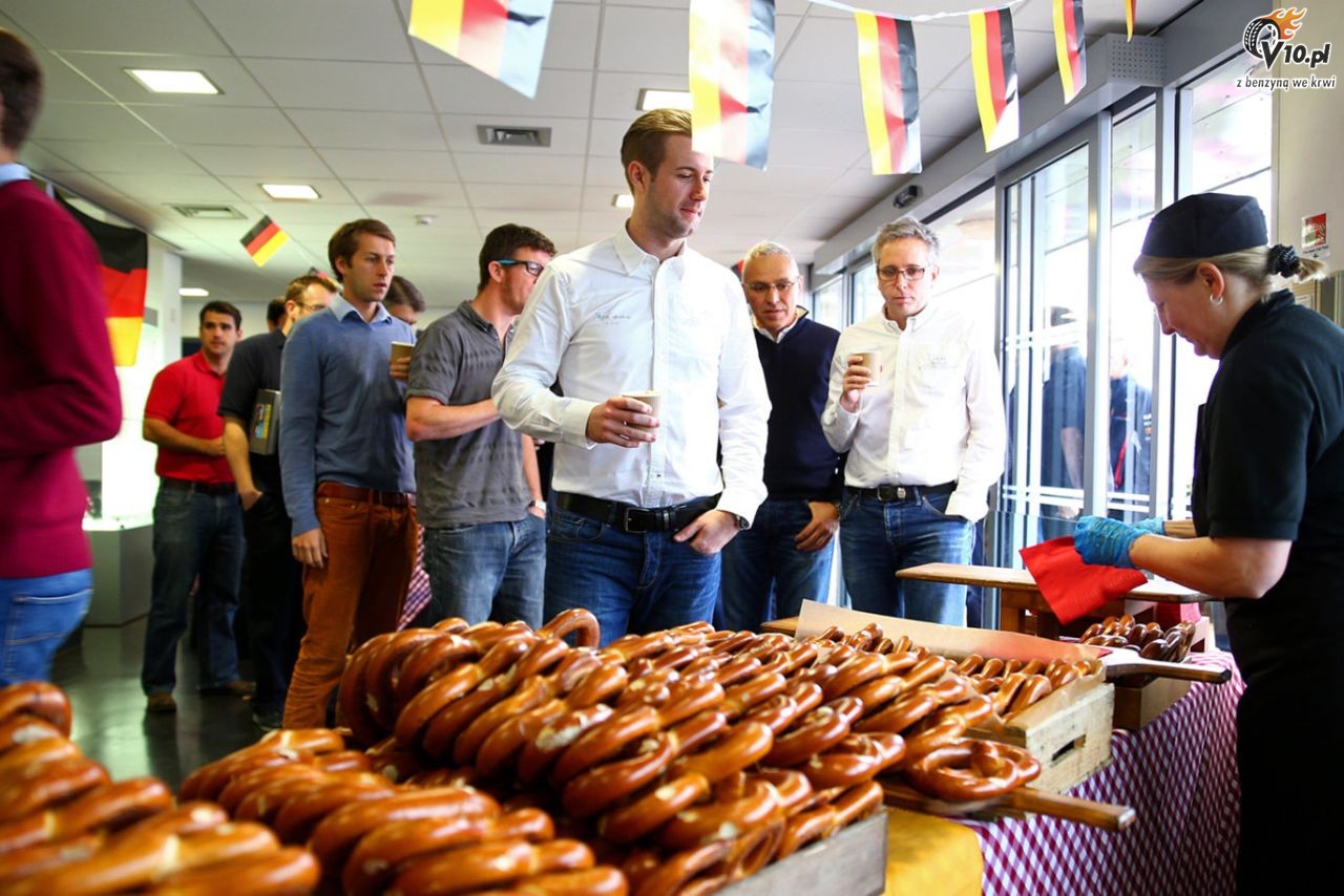 Vettel dosta� czerwone k�piel�wki od Red Bulla na po�egnanie