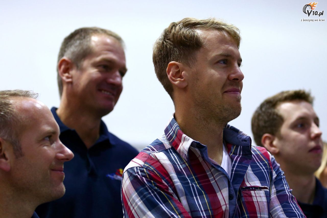 Vettel dosta� czerwone k�piel�wki od Red Bulla na po�egnanie