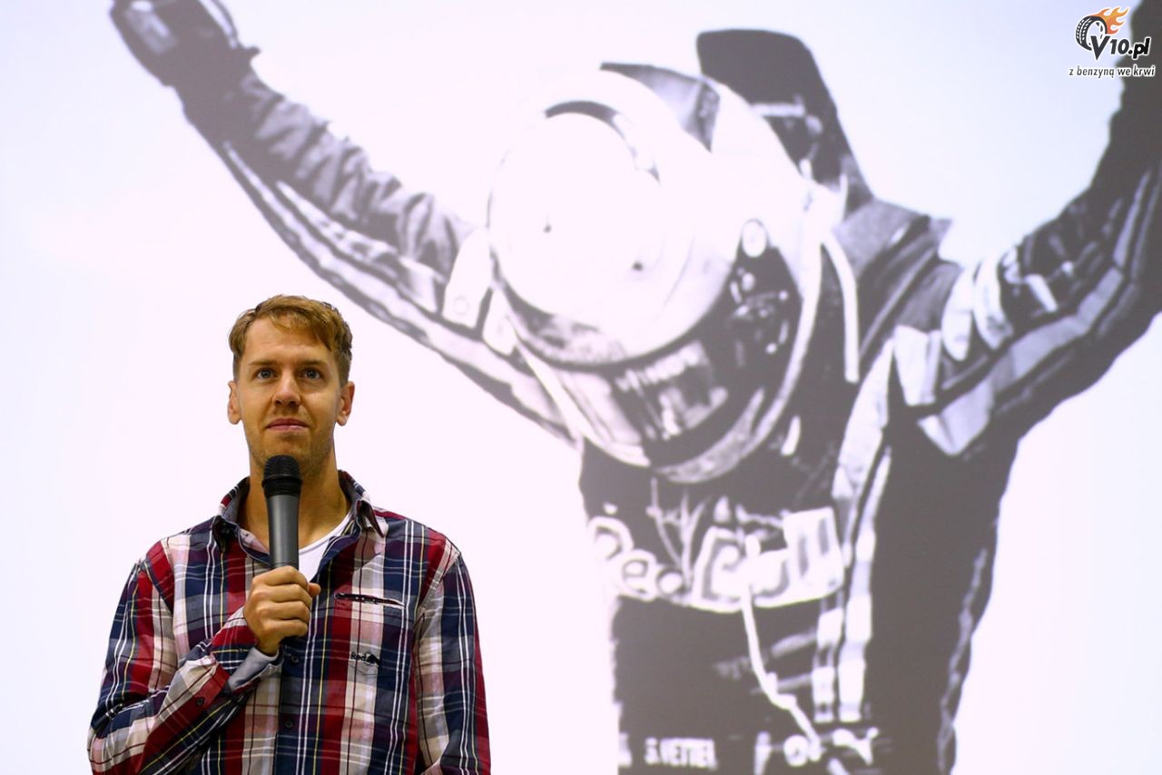 Vettel dosta� czerwone k�piel�wki od Red Bulla na po�egnanie